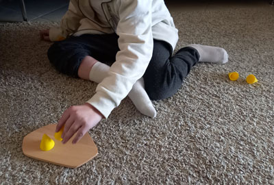 enfant jouant avec le jeu piks d'O P P I