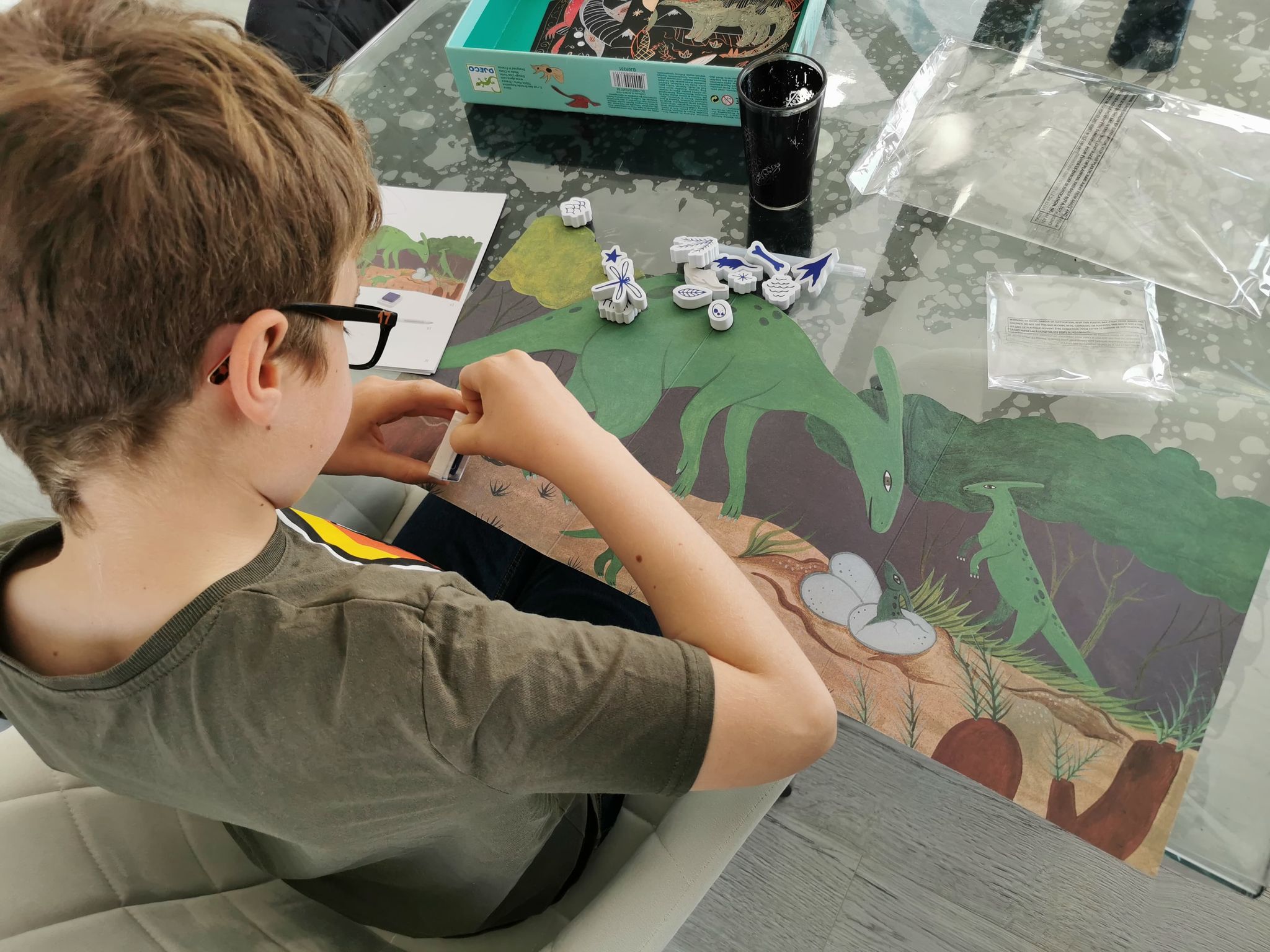 enfant jouant avec le coffret d'activités