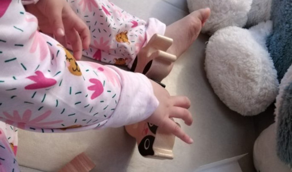 petite fille jouant avec le jeu d'équilibre Catymini