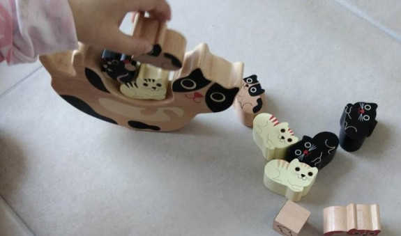 enfant jouant avec le jeu d'équilibre Catymini