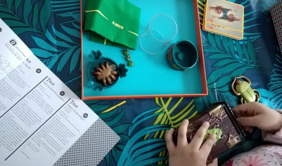 boîte avec accessoires pour faire des tours de magie