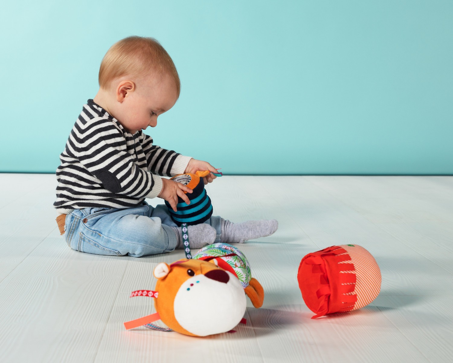 petit garçon jouant avec le rouleau d'activités Lilliputiens