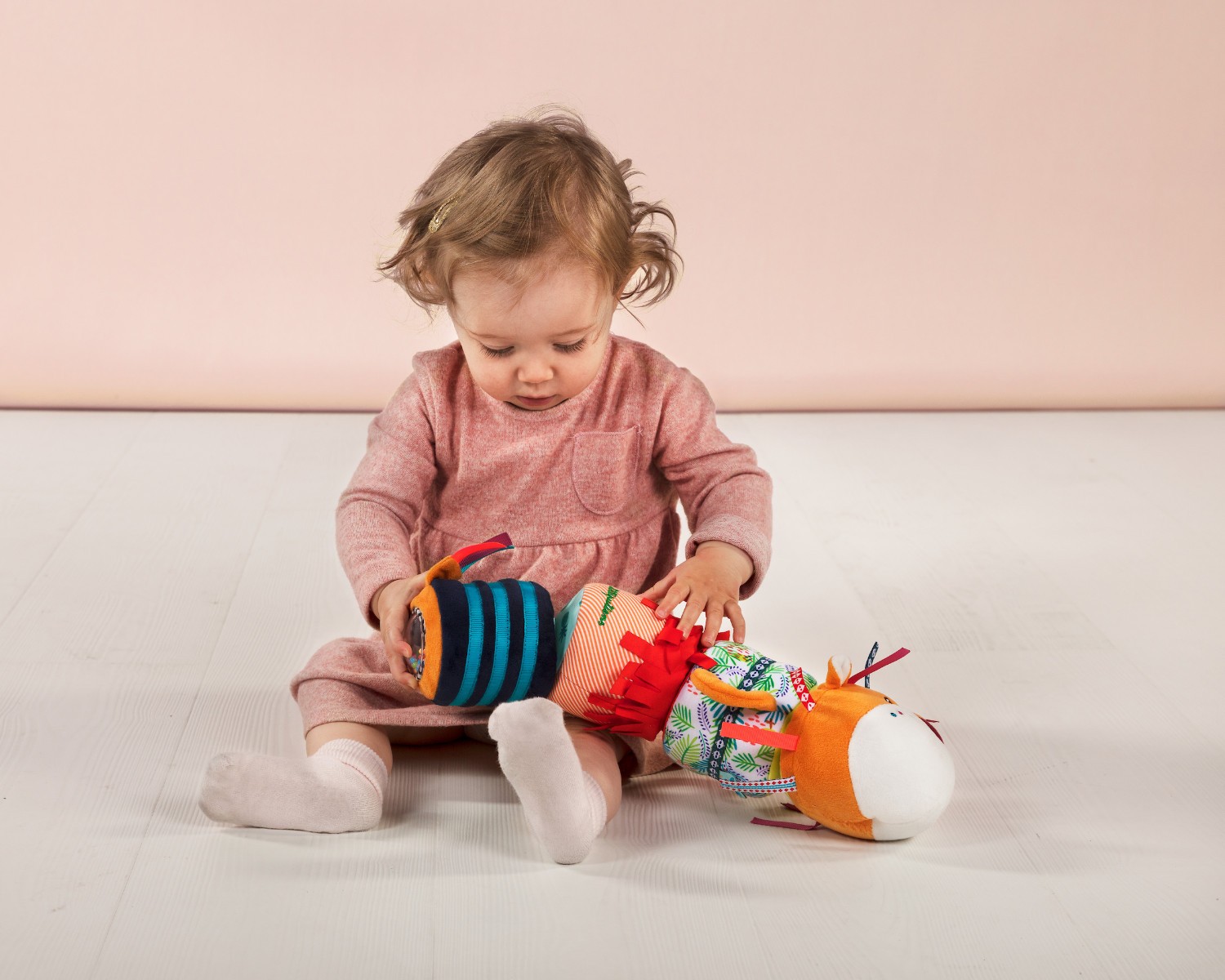 petite fille jouant avec le rouleau d'activités Lilliputiens
