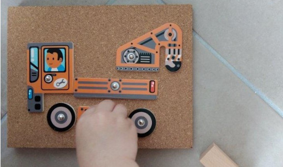 enfant jouant avec le jeu à clouer djeco