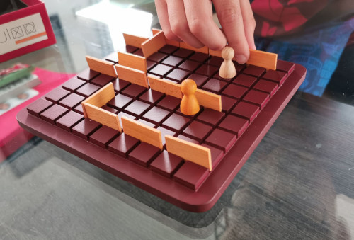 enfant et adulte jouant au jeu de stratégie quoridor de gigamic