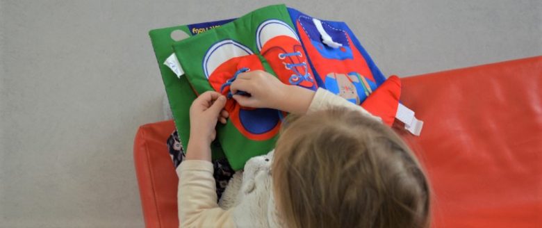 Livre tissu Je m'habille Les Popipop Moulin Roty