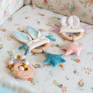Hochet anneau bois Lapin bleu La petite école de danse