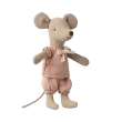 Petite soeur souris dans sa boite dallumettes