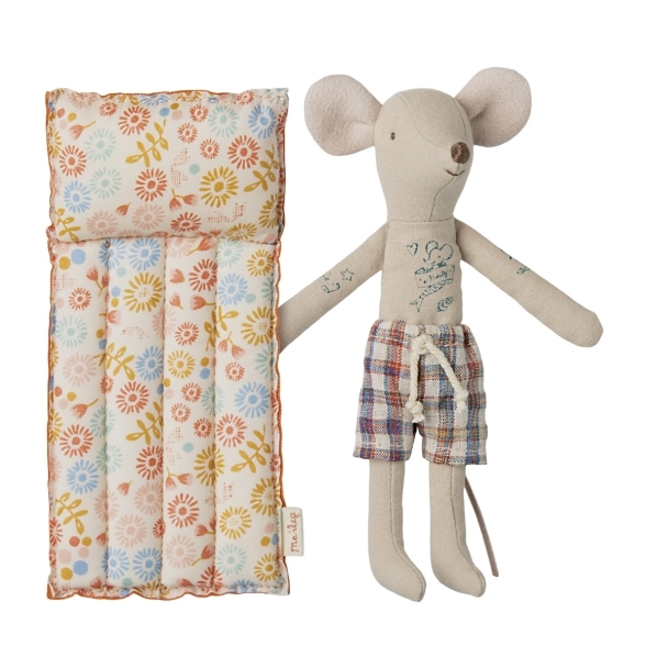 Papa souris de plage sur son matelas fleurs