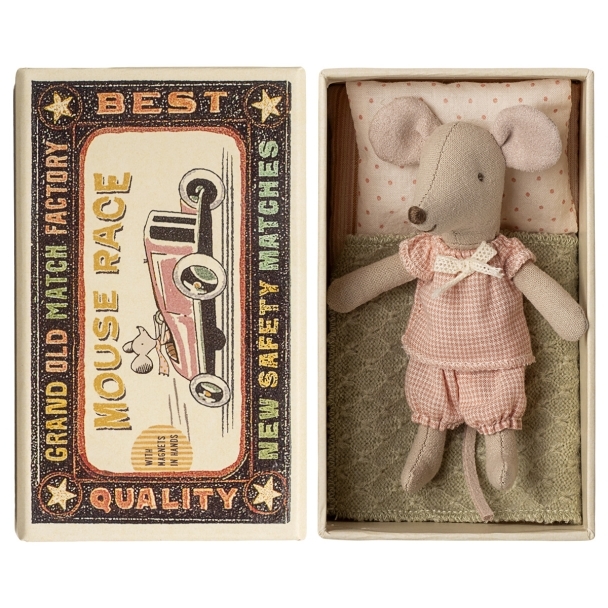 Petite soeur souris dans sa boite dallumettes