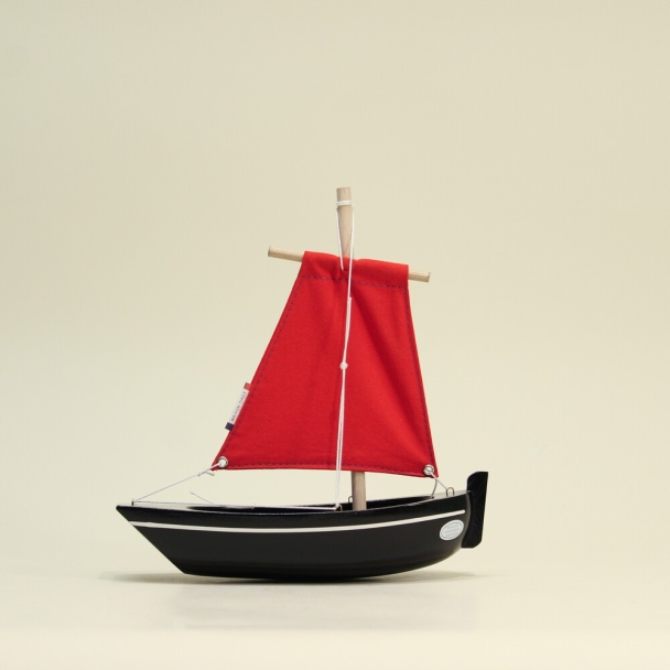Bateau-jouet en bois Misainier noir voiles rouges 22 cm
