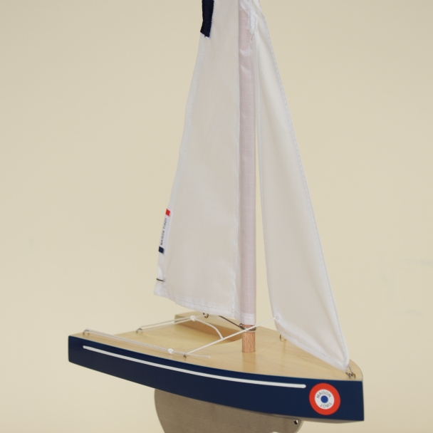 Jouet en bois Voilier Korrigan bleu marine